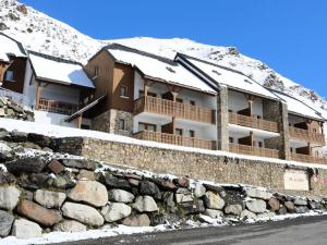 拉姆吉Résidence Pic Du Midi - Studio pour 4 Personnes 724的山顶上积雪的建筑