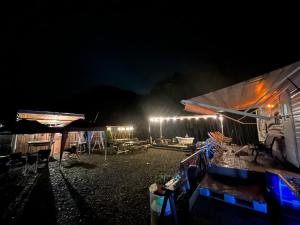 MiyakamiThe Basecamp Yugawara - Vacation STAY 84742v的一座晚上有灯的建筑