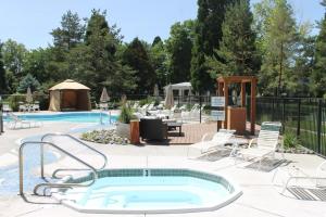 里诺Thunderbird Resort Club的一个带椅子的游泳池和热水浴池