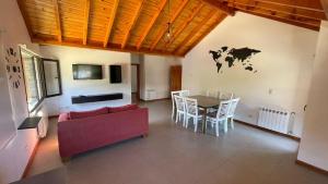 圣马丁德洛斯Loretta - Sumando Latitudes的客厅配有沙发和桌子