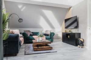 埃尔丁Luxury 4 Bedroom Apartment/Therme Erding/Parking的客厅配有两张沙发和一台电视机