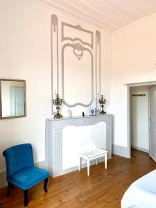Vieille-Brioude圣文森特冬宫住宿加早餐旅馆的一间卧室配有蓝色椅子和镜子
