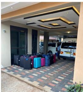 坎帕拉Javelin Hotel , Kampala, Uganda的一群行李坐在大楼外