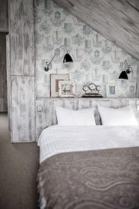 图恩Award-winning cottage on lake Thun- New的一间卧室配有床和壁纸墙