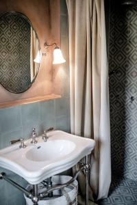 图恩Award-winning cottage on lake Thun- New的一间带水槽和镜子的浴室