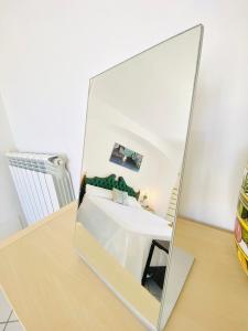 阿纳卡普里Casa Pippo 2的镜子反射着房间里的一张床