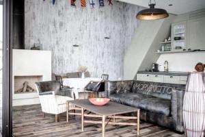 图恩Award-winning cottage on lake Thun- New的客厅配有真皮沙发和桌子