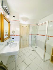 阿纳卡普里Casa Pippo 2的一间带水槽和淋浴的浴室
