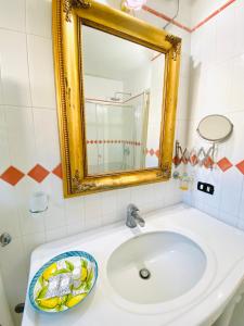 阿纳卡普里Casa Pippo 2的一间带水槽和镜子的浴室
