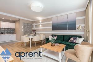 波别罗沃Apartament PURI Pobierowo Baltic Apartments - Aprent的客厅配有绿色沙发和桌子