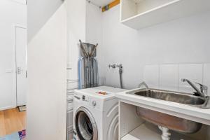 墨尔本Nice & Quiet 2-Bed by Shops & Airport的厨房配有洗衣机和水槽