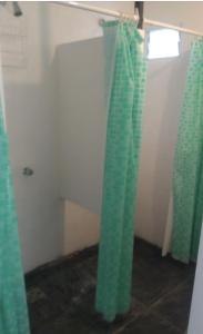 科斯金Lo de Nenè hostal的一组绿色的淋浴窗帘