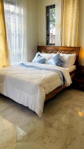 Boma la NgombeSafi House的卧室内的一张大床,设有窗户