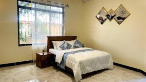 Boma la NgombeSafi House的一间卧室设有一张大床和一个窗户。