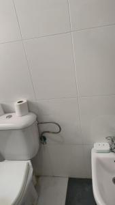 乌季达Logement calme très proche du centre的白色的浴室设有卫生间和水槽。
