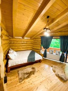巴亚斯普列Perla Chiuzbaii的小木屋内一间卧室,配有一张床