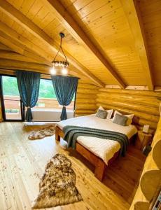 巴亚斯普列Perla Chiuzbaii的木制客房内的一间卧室,配有一张床