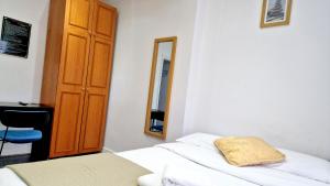 WansteadPeaceful & Private 2-Bedroom Suite - A London Gem的一间卧室配有一张黄色枕头的床