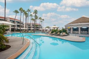 圣地亚哥洛伊斯科罗纳多湾度假酒店的棕榈树度假村的游泳池