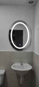 马查拉Suite Jonca的浴室设有水槽和墙上的镜子