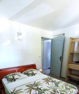 圣安尼Appartement - Résidence piscine La Villa Bèl的一间卧室配有一张床和一个蓝色的门