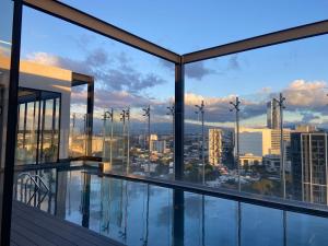 圣何塞Luxury apartment in San José的从大楼的阳台上可欣赏到城市景观