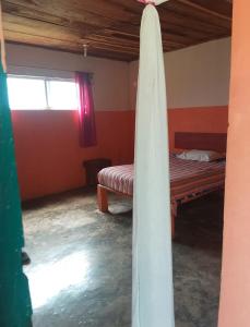Tuxtla ChicoHotel El Dorado的一间设有床铺和窗户的房间