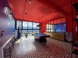 圣何塞Luxury apartment in San José的红色墙壁的房间里设有一张台球桌