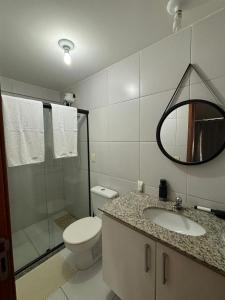 马塞约Infinity APT 503的一间带卫生间、水槽和镜子的浴室
