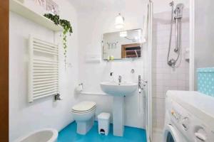 米兰[Navigli - Centro] Vintage Apt - Movida&Free WiFi的白色的浴室设有水槽和卫生间。