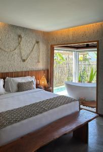 圣米格尔-杜斯米拉格里斯POUSADA ZAYA的一间卧室设有一张大床和一个浴缸