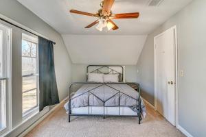 斯塔克维尔Charming Starkville Rental about 2 Mi to MSU!的一间卧室配有一张床和吊扇