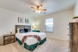圣安东尼奥San Antonio Home with Game Room, 9 Mi to SeaWorld!的一间卧室配有一张床和吊扇