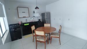 北茹阿泽鲁Casa mobiliada de 2 suítes na R São Lázaro 2367 - 2370 - Jardim Gonzaga的厨房配有桌椅和冰箱。