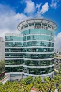 深圳深圳东门壹棠服务公寓的一座带圆顶的大型玻璃建筑