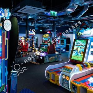 奇切斯特Aloha - Cosy 2 Bed Close to Venue at Seal Bay, Selsey的一间设有许多街机游戏和视频游戏的房间