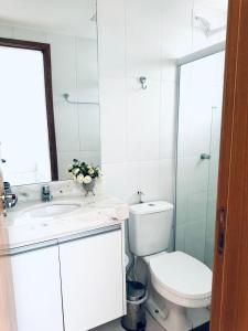 CamassariCondomínio Porto Smeralda的白色的浴室设有卫生间和水槽。