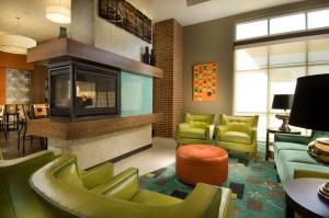 圣安东尼奥圣安东尼奥北斯通奥克德鲁广场酒店的客厅设有绿色椅子和壁炉