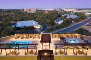 圣安东尼奥圣安东尼奥北斯通奥克德鲁广场酒店的享有带游泳池的建筑的空中景致