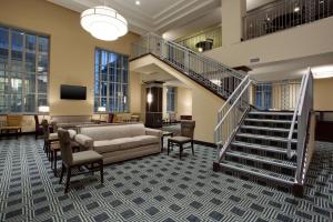 匹兹堡匹兹堡市中心德鲁里广场酒店的大堂设有楼梯、沙发和椅子