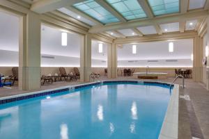 匹兹堡匹兹堡市中心德鲁里广场酒店的酒店大堂的大型游泳池