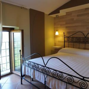 Castelnuovo Parano爱皮科乐伯格罗卡达考奥格酒店的一间卧室设有一张床和一个大窗户