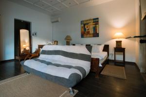 路易港艾莉婕别墅旅馆的一间卧室设有一张床和一间客厅。