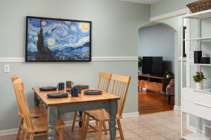 拉克罗斯French Island Home Whot Tub, Kayak, Lake View的餐桌、椅子和墙上的绘画