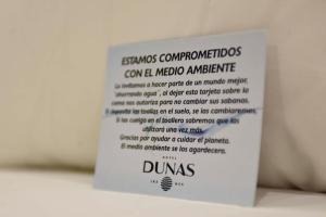 华雷斯城Hotel Dunas Near Consulate的墙上的标志