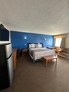 诺福克诺福克生态力士酒店的一间卧室设有一张床和蓝色的墙壁