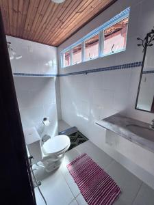 西波山Pousada Serra Morena的白色的浴室设有卫生间和水槽。