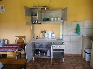 皮萨克Casa con jardín y vista a las montañas Pisac的一间小厨房,内设一个柜台