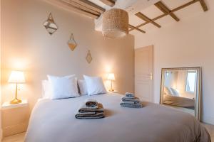 鲁昂Villa Caron - Appartements haut de gamme avec chambre hyper centre的一间卧室配有一张大床和毛巾