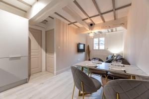 鲁昂Villa Caron - Appartements haut de gamme avec chambre hyper centre的一间带桌椅的用餐室
